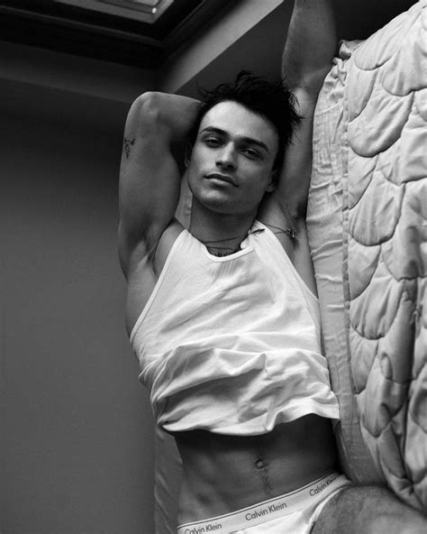 thomas doherty naked|Thomas Doherty Nude Gay Sex Scenes And Huge Bulge Photos.